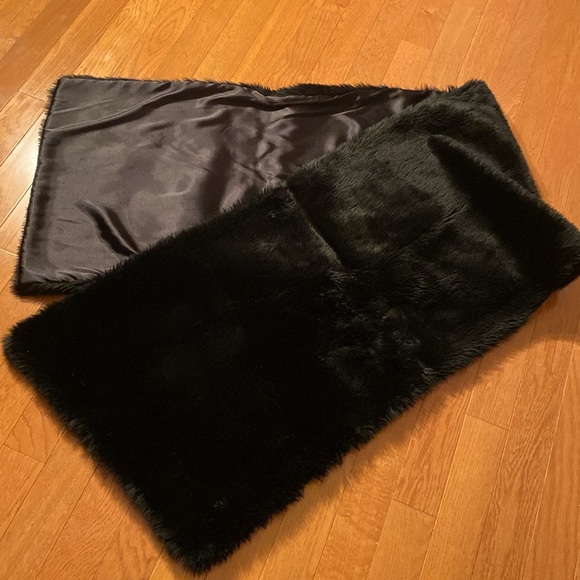 Faux Fur Shoulder Wrap 80” long & 20”Wide. Also can be used as bed accessory - Picture 1 of 6